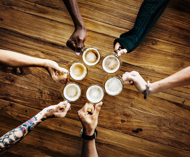 Personnes prenant un café ensemble