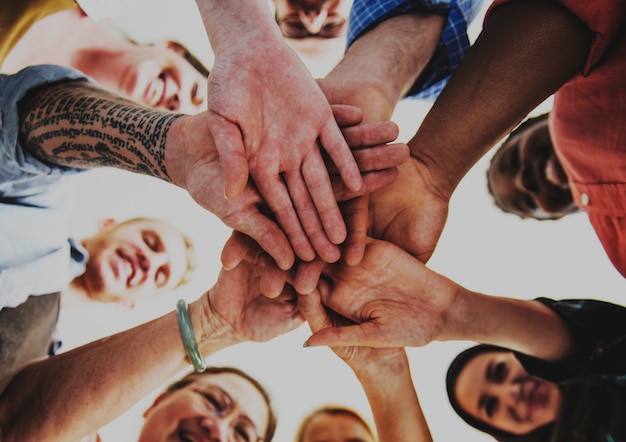 Photo personnes qui joignent les mains et souriant