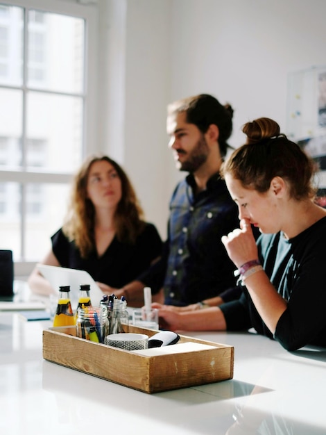 Les personnes qui travaillent au bureau