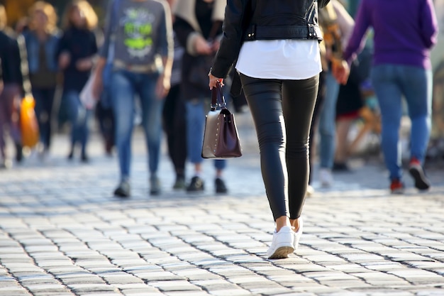 Les personnes qui traversent la route à un passage pour piétons