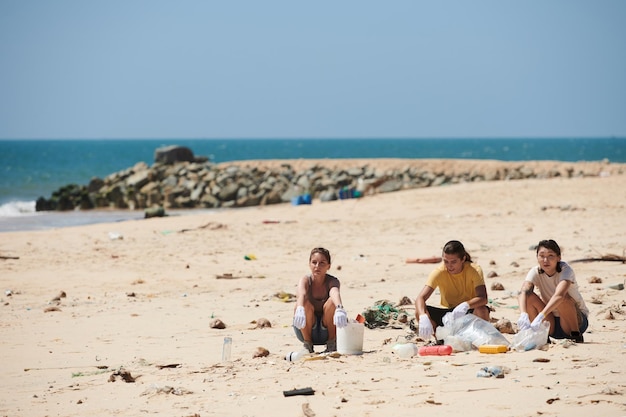 Personnes ramassant des déchets marins