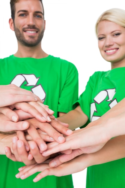 Personnes en recyclant des t-shirts symbole avec des mains ensemble