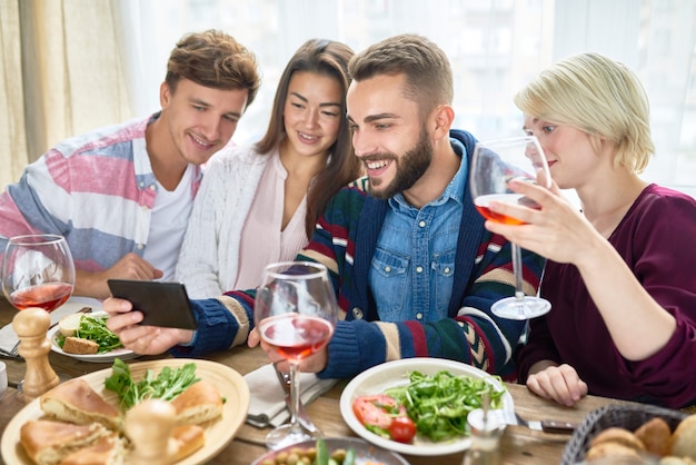 Personnes regardant des vidéos à table