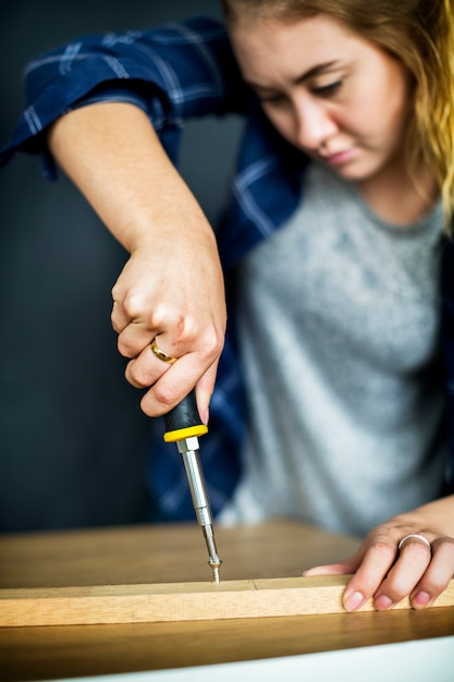 Personnes rénovant le concept de la maison