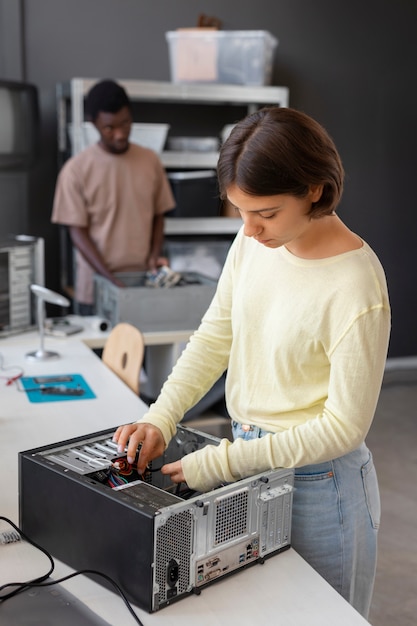 Personnes réparant des puces informatiques