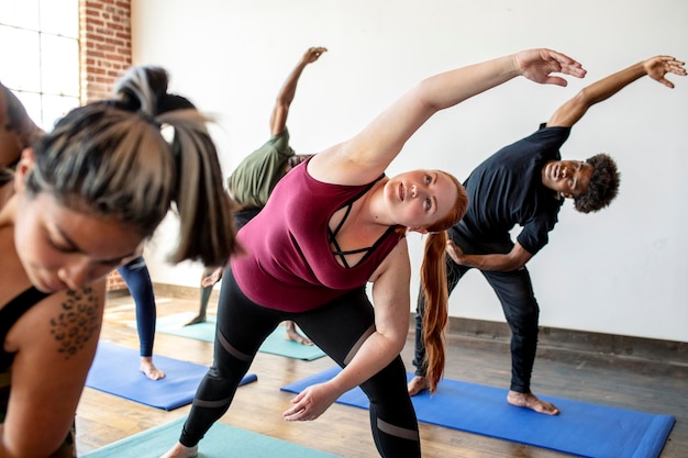 Personnes s'étirant dans un studio de yoga