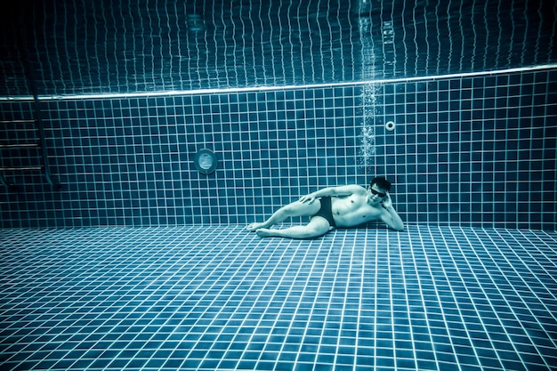 Des personnes se trouvent sous l'eau dans une piscine