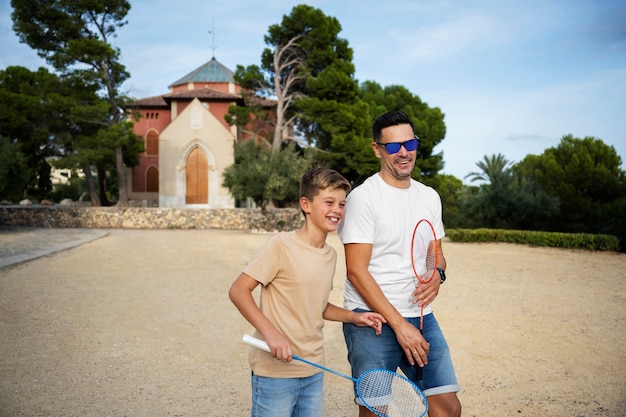 Photo personnes smiley coup moyen à l'extérieur