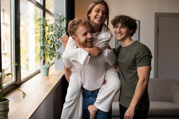 Photo personnes souriantes à coup moyen dans une relation polyamour