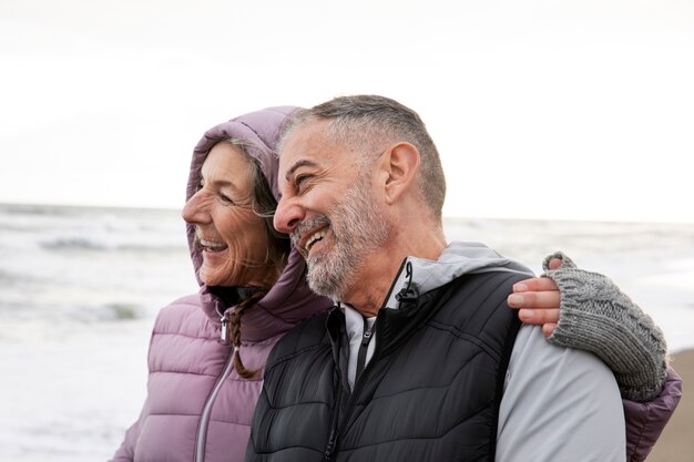 Personnes souriantes à coup moyen à la plage