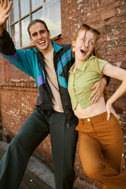 Photo personnes souriantes posant ensemble vue de face