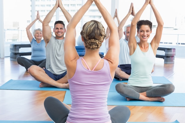 Personnes sportives avec les mains jointes sur les têtes