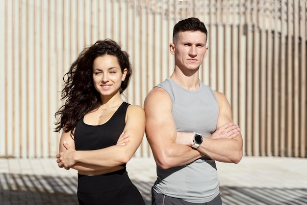 Personnes sportives montrant des corps en forme et posant dans la rue de la ville