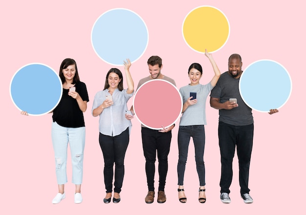 Photo personnes tenant des bulles colorées