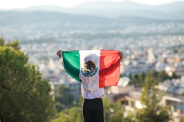 Personnes tenant le drapeau du Mexique le 16 septembre Jour de l'Indépendance du Mexique