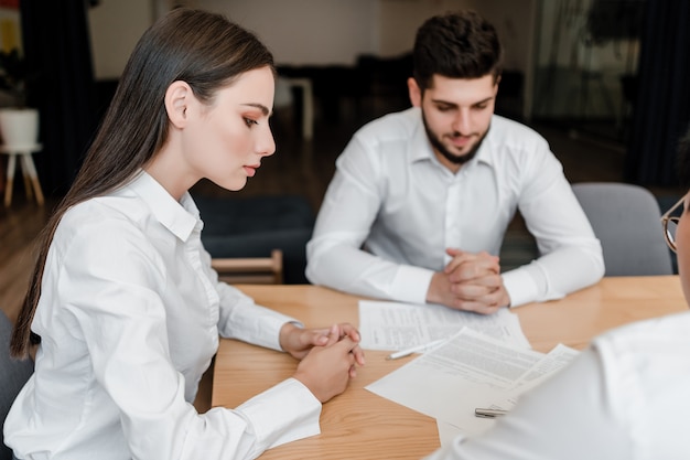 Personnes travaillant au bureau pendant une réunion