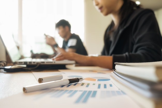 personnes travaillant dans un bureau