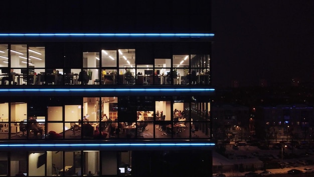 Personnes travaillant dans un immeuble de bureaux la nuit Vue aérienne