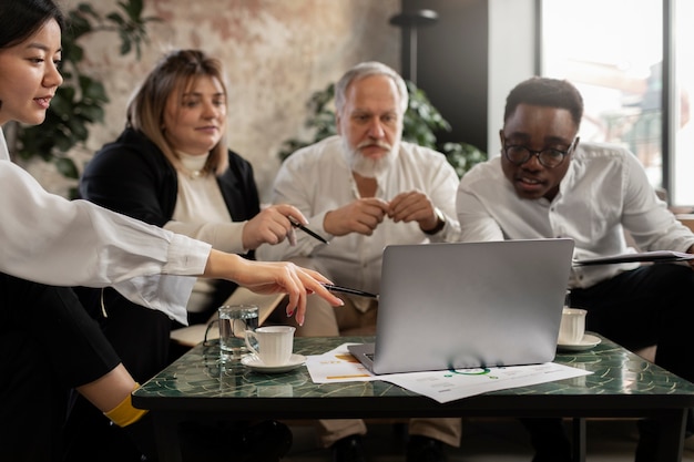 Photo les personnes travaillant dans leur bureau