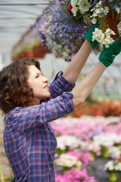 Personnes travaillant dans un magasin de jardinage