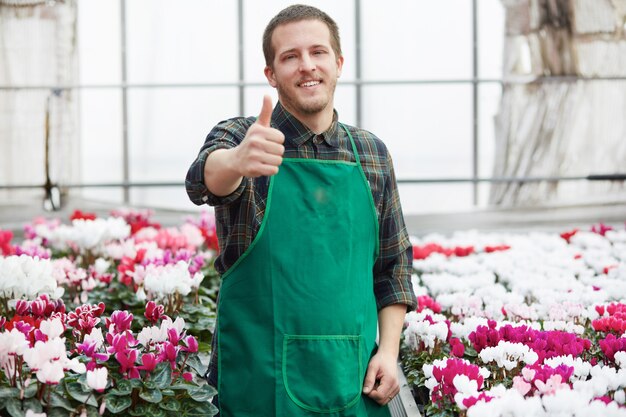 Photo personnes travaillant dans un magasin de jardinage