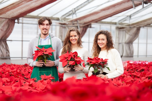 Personnes travaillant dans un magasin de jardinage