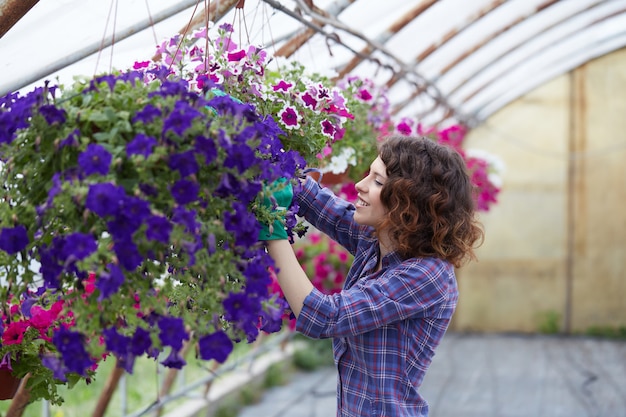 Personnes travaillant dans un magasin de jardinage