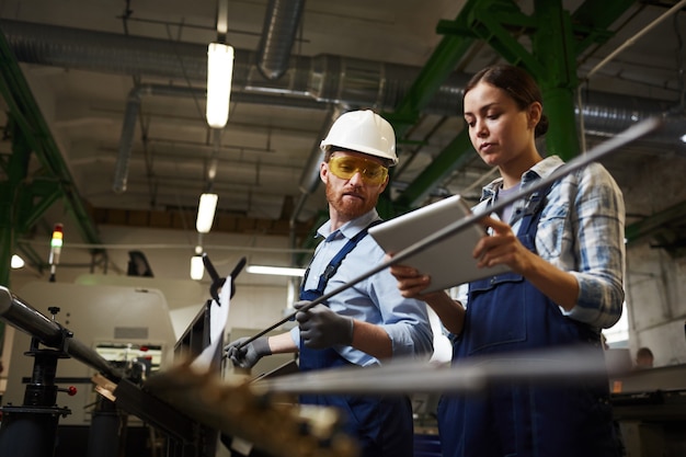 Photo les personnes travaillant dans l'usine