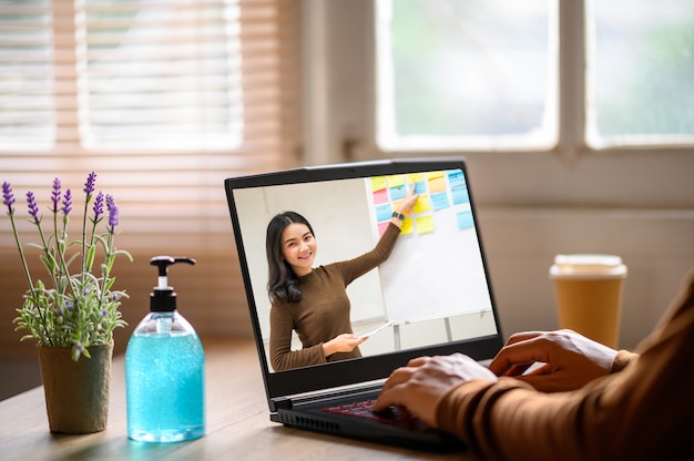 Les personnes travaillant à domicile rencontrent des vidéoconférences pour la distance sociale.
