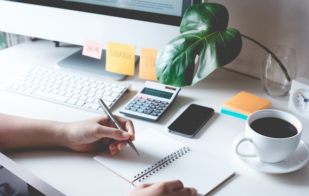 Les personnes travaillant avec du papier à lettres sur le bureau de la table de travail. plan d'affaires