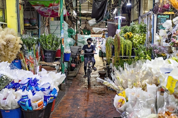 Les personnes travaillant sur le marché aux fleurs à Bangkok en Thaïlande