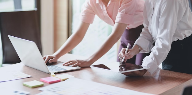 Personnes travaillant à table