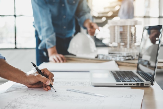 Personnes travaillant à table