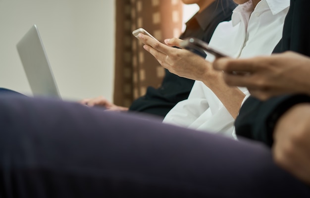 Personnes utilisant leurs téléphones