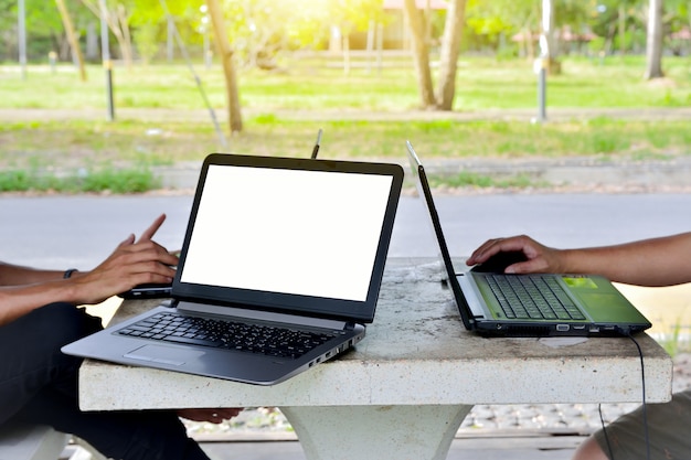 Personnes utilisant un ordinateur portable par internet mobile en ligne pour le travail