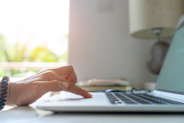 Les personnes utilisant un ordinateur portable pour travailler étudient sur un bureau. Concept commercial, financier, boursier et de réseau social.