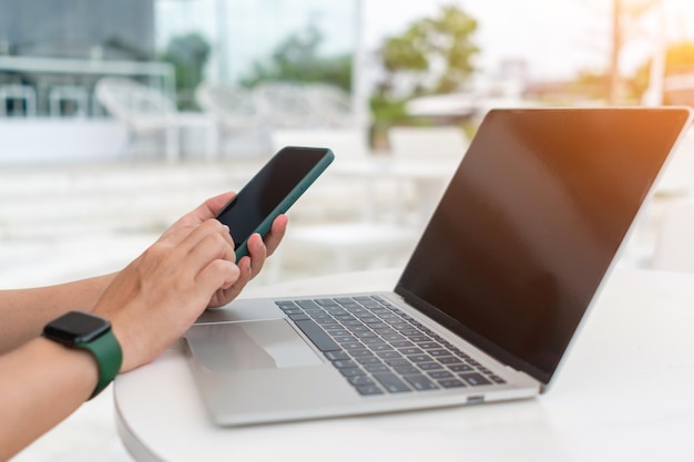 Les personnes utilisant un ordinateur portable pour travailler étudient sur le bureau Marché boursier du commerce financier et réseau social