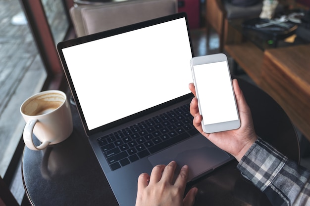 Personnes utilisant un téléphone intelligent maquette avec un ordinateur portable