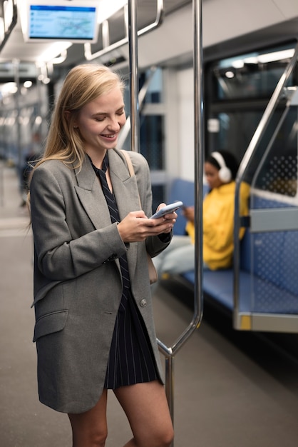 Personnes voyageant dans le métro en hiver