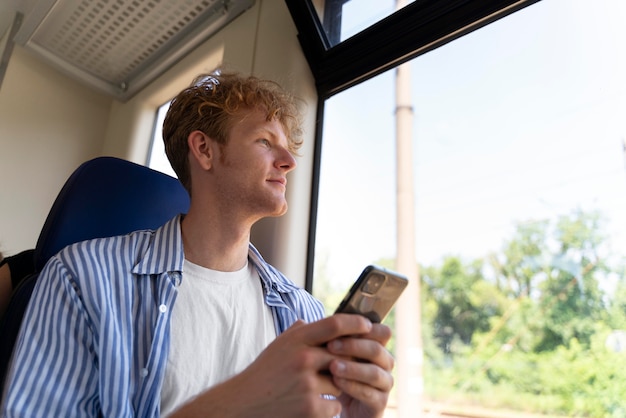 Photo les personnes voyageant sans soucis de covid