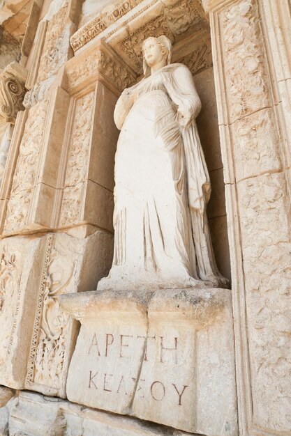 Personnification de la statue de la vertu Arete dans la ville antique d'Éphèse