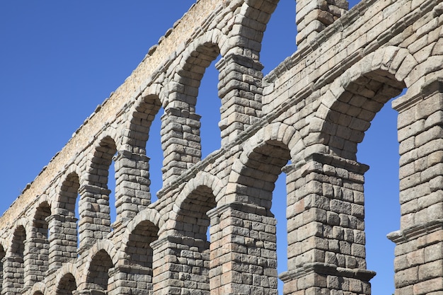 Perspective de l'aqueduc romain antique à Ségovie, Espagne