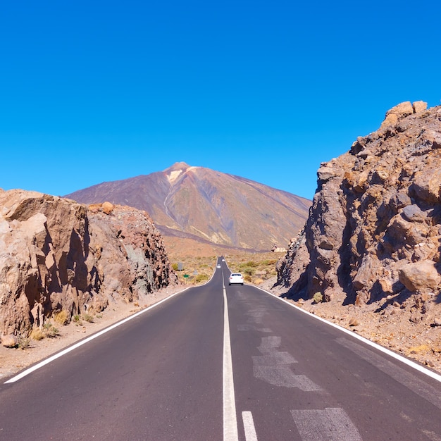 Perspective de l'autoroute vers le volcan Teide à Tenerife