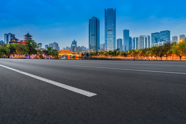 Perspective de la chaussée d&#39;asphalte de l&#39;autoroute dans le paysage architectural urbain de Chengdu