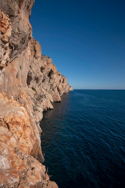 Perspective de la côte rocheuse méditerranéenne Altea Espagne