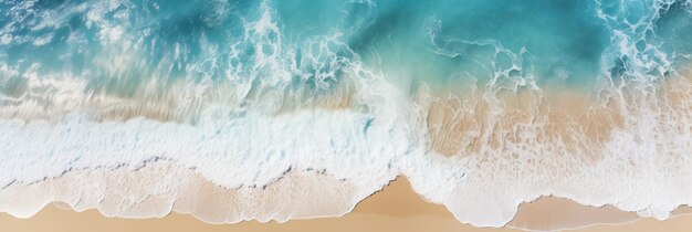 Perspective du drone sur la plage propre et belle et les vagues