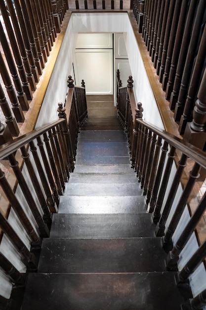 Perspective d'escalier en bois Vintage marron foncé