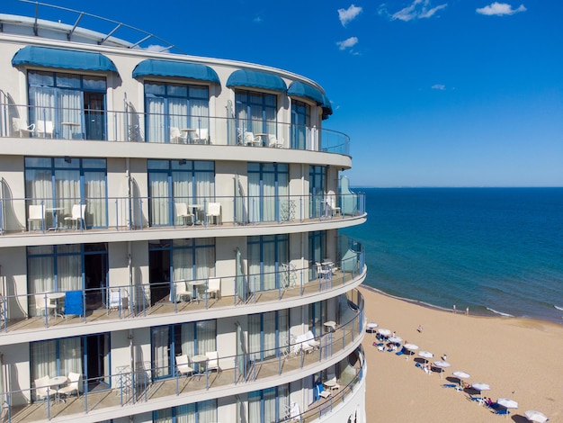 Perspective d'un immeuble en copropriété de grande hauteur avec vue sur la mer