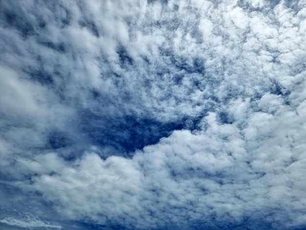 La perspective des nuages dans les fonds de ciel bleu