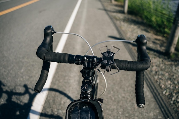 Perspective personnelle d'un cycliste sur une bicyclette de route sur la route